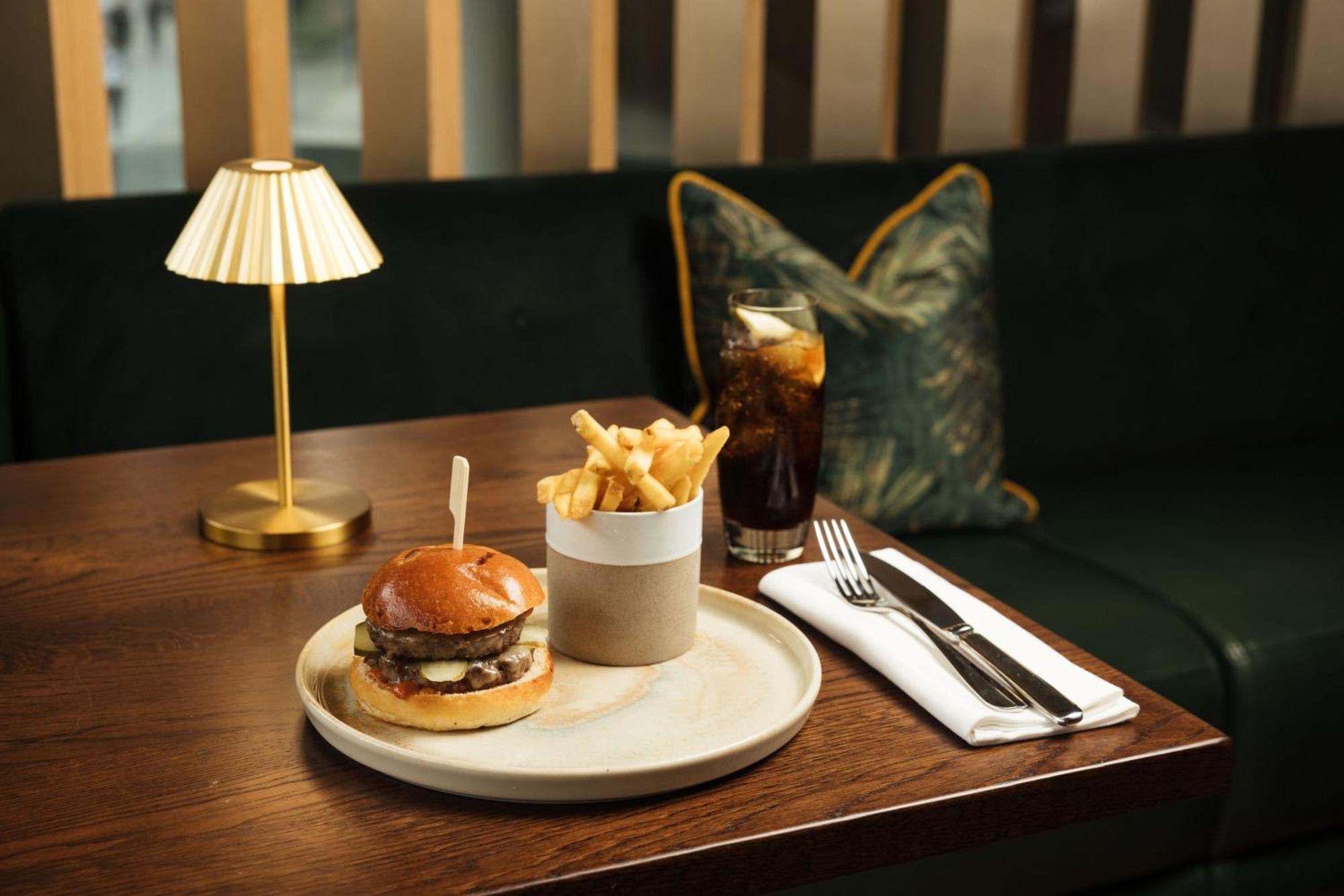 Montcalm East, Autograph Collection Hotel London Ngoại thất bức ảnh A burger and chips at the Ivy, St John's Wood