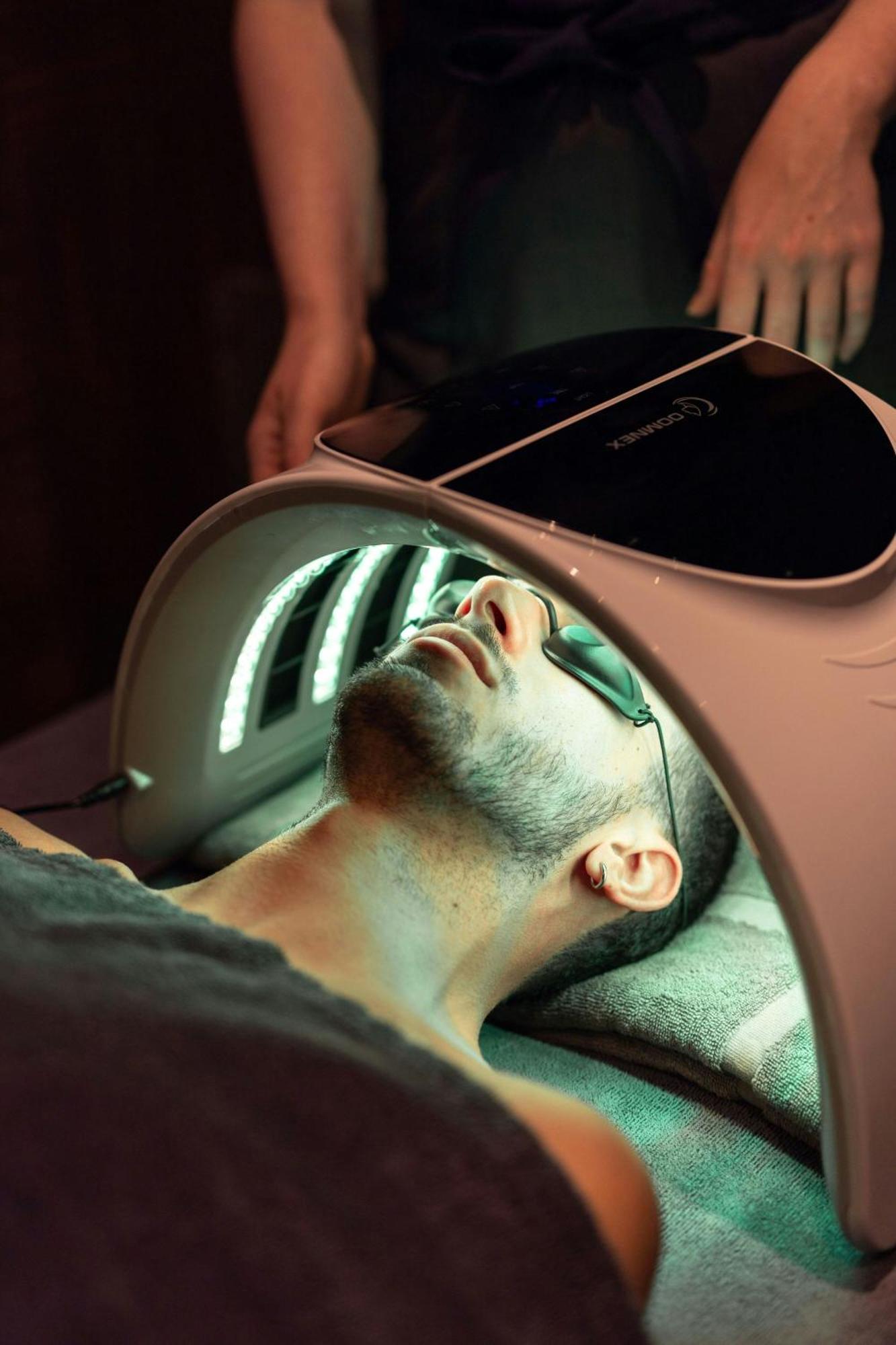 Montcalm East, Autograph Collection Hotel London Ngoại thất bức ảnh A patient receiving photodynamic therapy