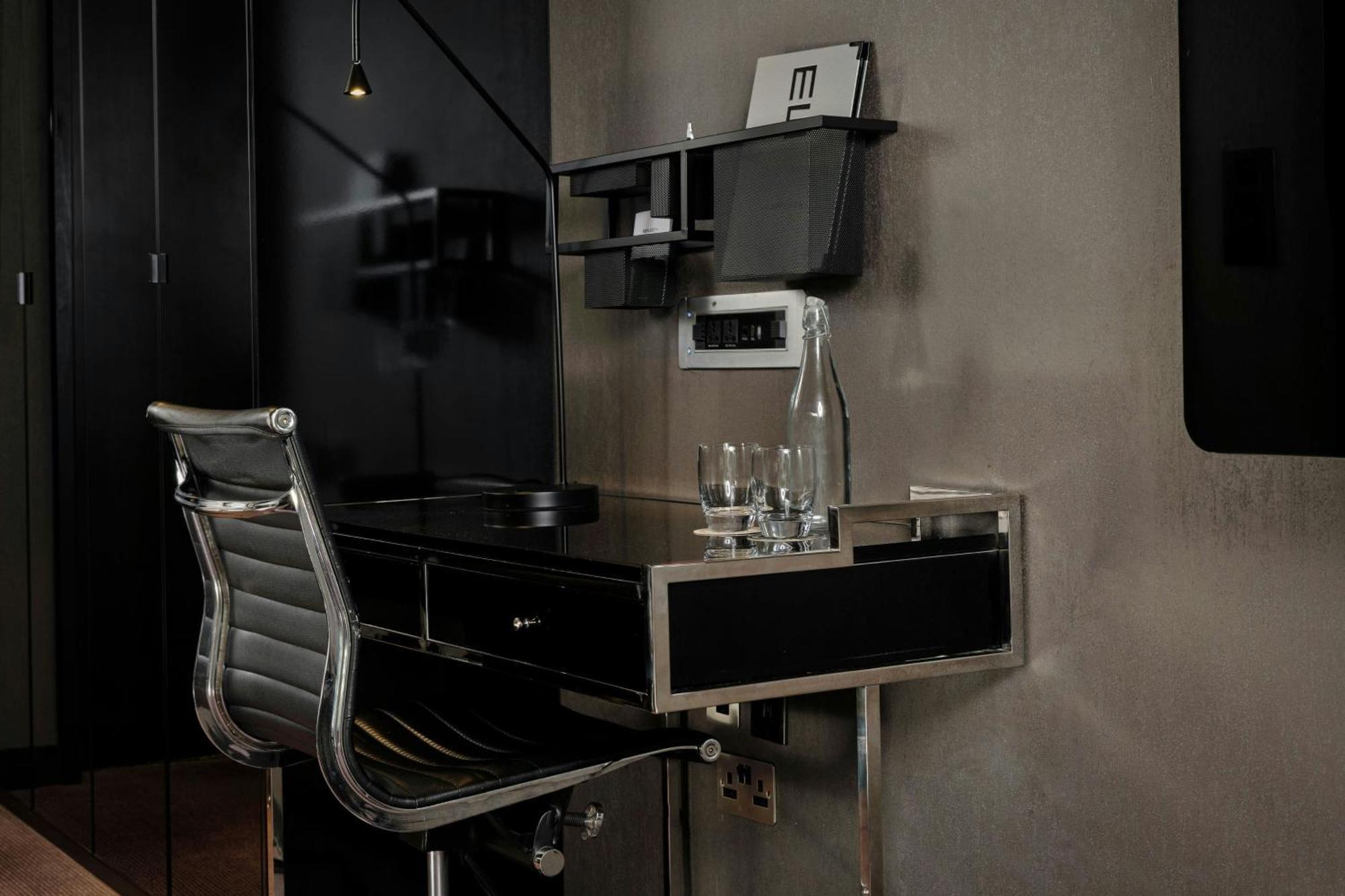 Montcalm East, Autograph Collection Hotel London Ngoại thất bức ảnh A wall mounted desk