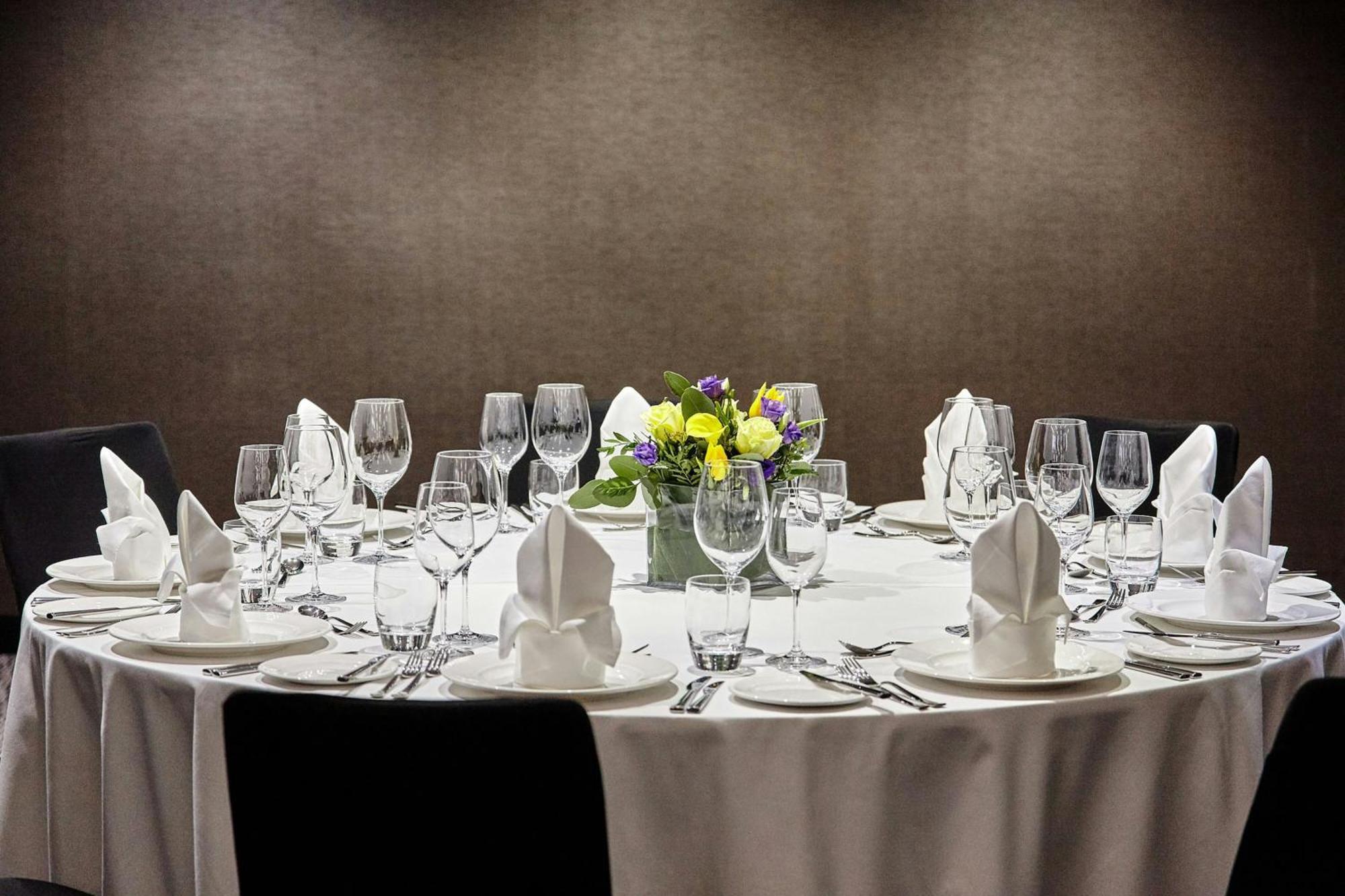 Montcalm East, Autograph Collection Hotel London Ngoại thất bức ảnh A table set for a formal dinner