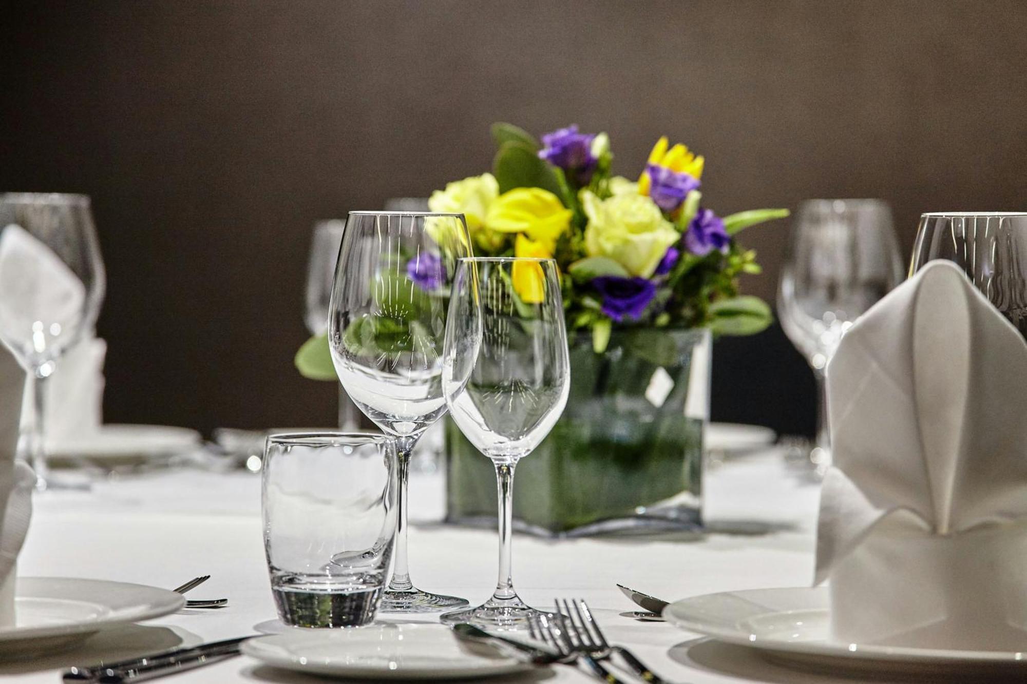 Montcalm East, Autograph Collection Hotel London Ngoại thất bức ảnh A table set for a formal meal