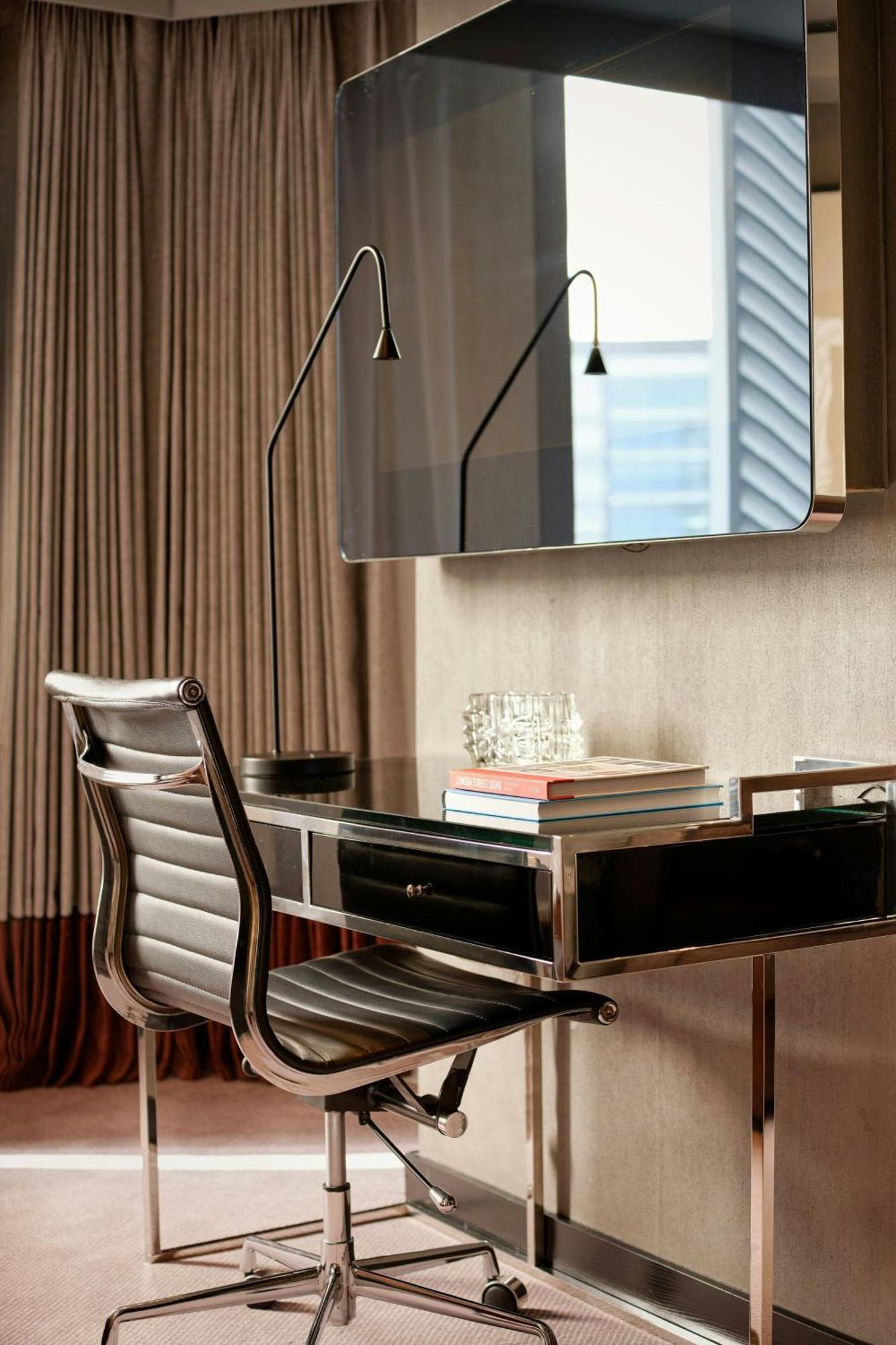 Montcalm East, Autograph Collection Hotel London Ngoại thất bức ảnh A desk in a hotel room