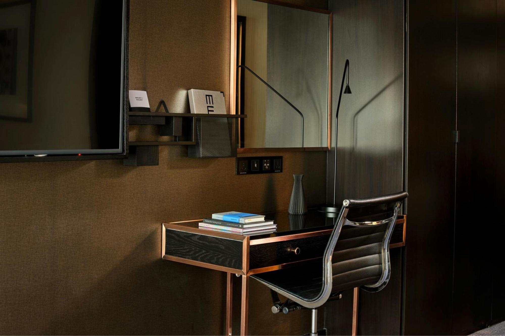 Montcalm East, Autograph Collection Hotel London Ngoại thất bức ảnh A desk in a hotel room