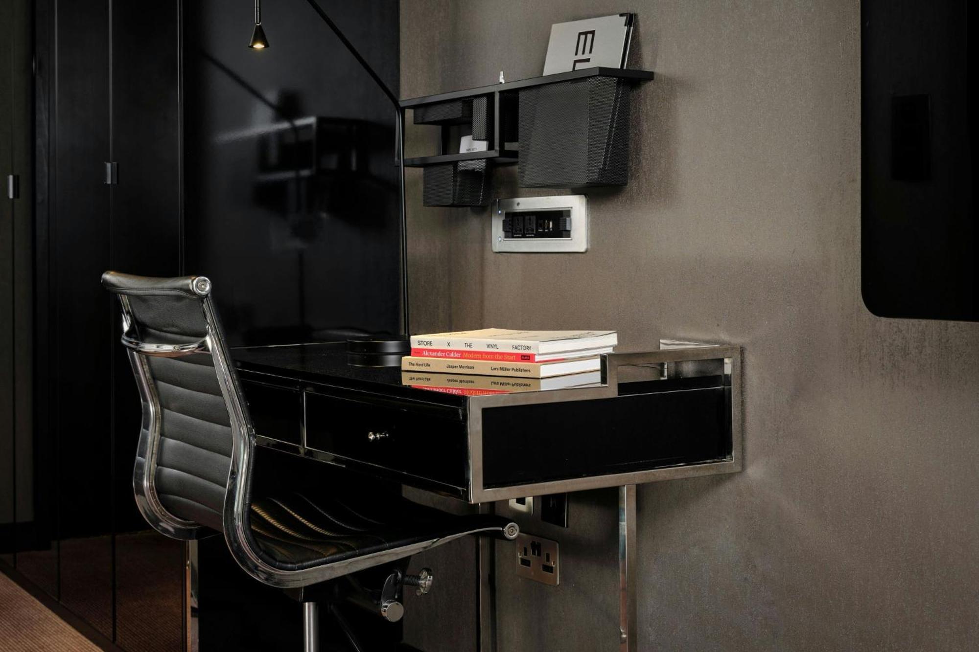 Montcalm East, Autograph Collection Hotel London Ngoại thất bức ảnh A wall mounted desk